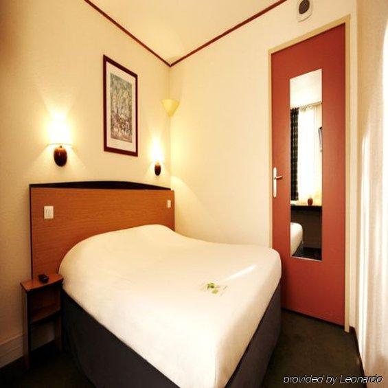 Campanile Paris Ouest - Boulogne Hotel Room photo